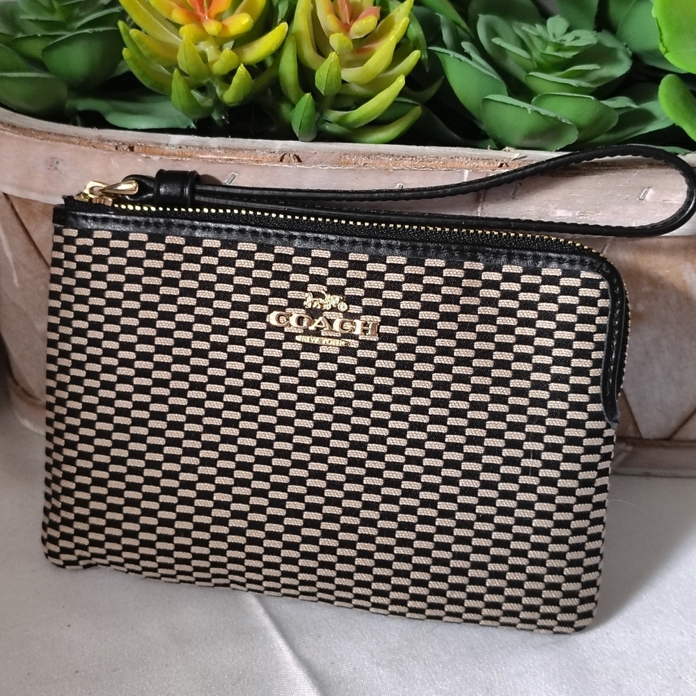 👛Coach Legacy Corner Zip Wristlet F13311 NWOT - Picture 2 of 9
